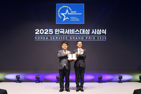 롯데건설 한정호 전략기획부문장(왼쪽)이 '2025 한국서비스대상' 시상식에서 수상 후 기념촬영을 하고 있다. [사진=롯데건설]
