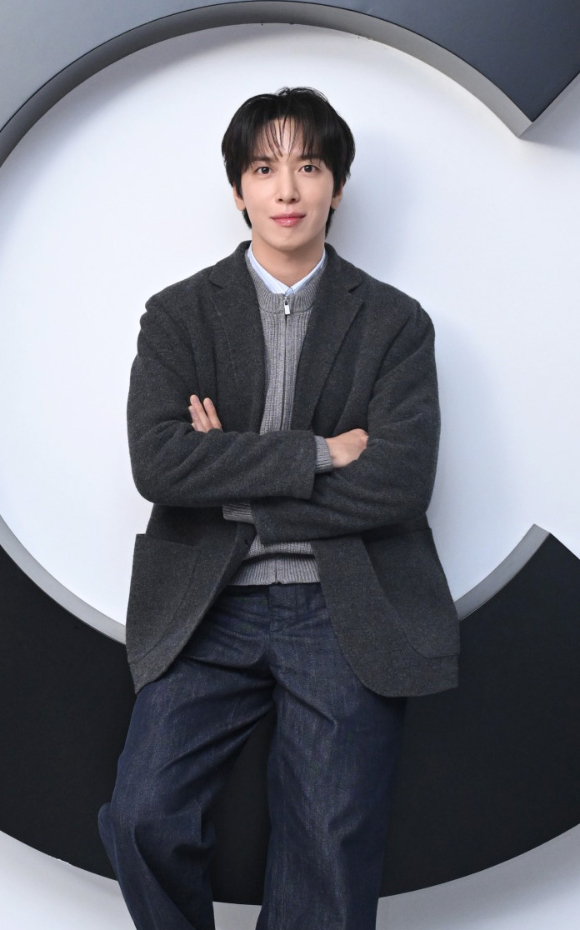 씨엔블루 정용화가 3일 서울 삼청동에서 열린 '25FW UNIQLO : C 컬렉션' 글로벌 런칭 행사 포토콜에 참석하고 있다. [사진=유니클로]