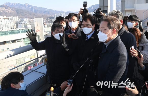 이재명 (오른쪽) 더불어민주당 대선 후보가 13일 오전 서울 노원구 한 빌딩 옥상에서 부동산 정책 발표에 앞서 주변 노후 아파트 단지 등을 살펴보고 있다. [사진=국회사진취재단]