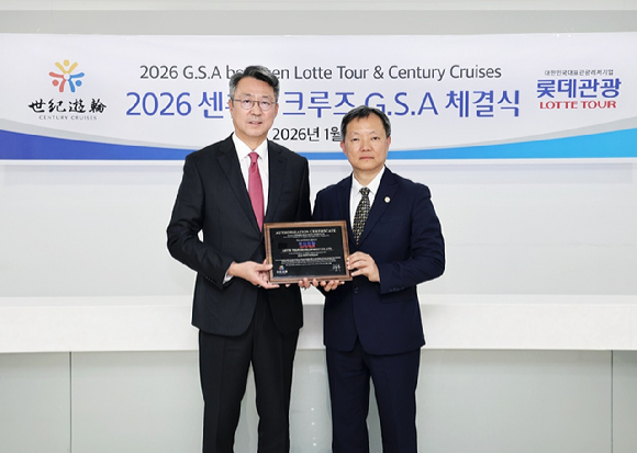 롯데관광개발 백현 대표이사(왼쪽)와 센츄리 크루즈 리차드 부사장(오른쪽)가 GSA 계약 체결 후 기념사진을 촬영하고 있다 [사진=롯데관광개발]