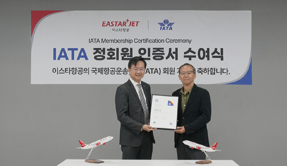 (오른쪽부터)조중석 이스타항공 대표와 셸든 히(Sheldon Hee) IATA 아태지역본부 대표가 지난 8일 오전 이스타항공 마곡 본사 대회의실에서 열린 '이스타항공 IATA 정회원 인증 수여식'에서 기념촬영하고 있다. [사진=이스타항공]