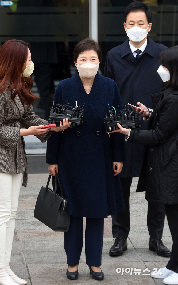 박근혜 전 대통령이 24일 오전 서울 일원동 삼성서울병원에서 퇴원 수속을 마치고 병원을 나서며 취재진의 질문에 답하고 있다. [사진=정소희 기자]