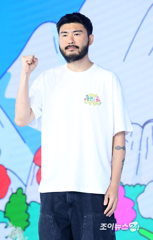 가수 카더가든이 12일 오전 서울 마포구 호텔 나루엠갤러리에서 열린 넷플릭스 예능 '대체 등산을 왜 하는 건데?' 제작발표회에 참석하고 있다. [사진=정소희 기자]