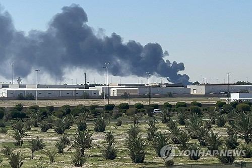 드론 공격 후 연기가 치솟는 쿠웨이트 국제공항. 기사 내용과 직접 관련 없는 사진. [사진=AFP/연합뉴스]