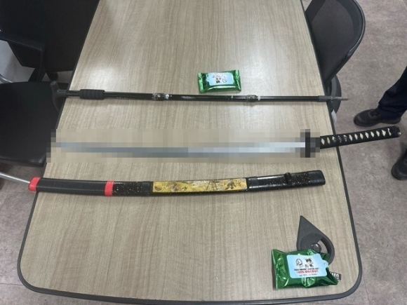 도검을 차고 다니던 70대 남성이 지난 24일 밤 경기도 파주에서 경찰에 검거되고 있다. [사진=경기북부경찰청 기동순찰대]