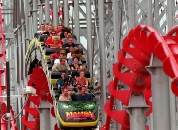 미국의 한 놀이공원에서 최고 시속 120㎞로 질주하는 롤러코스터를 타던 10대 소녀의 안전벨트가 풀리는 아찔한 사고가 일어났다. 사진은 해당 장면. [사진=X 갈무리]