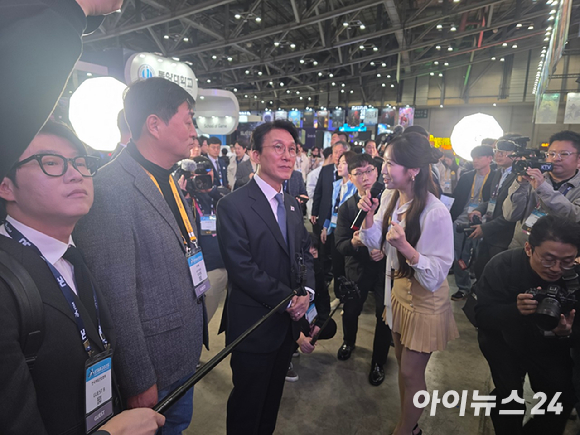 김민석 국무총리가 15일 부산 벡스코 '지스타 2025' 전시장을 방문해 넷마블 부스에서 설명을 듣고 있다. [사진=박정민 기자]