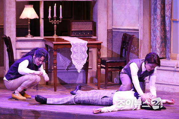 배우 정인지가 19일 오후 서울 종로구 동숭동 대학로티오엠에서 진행된 연극 '오펀스' 프레스콜에 참석해 열연을 펼치고 있다. [사진=문수지 기자]