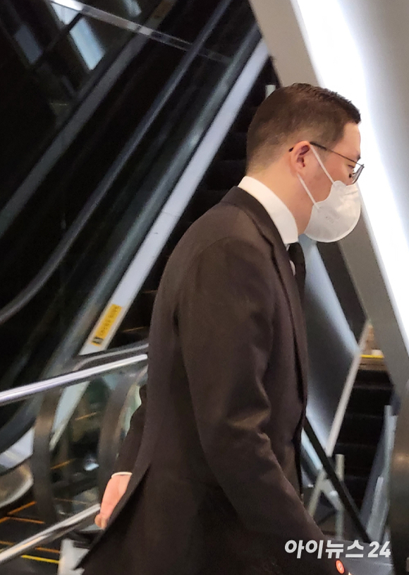 구광모 LG그룹 회장이 13일 고(故) 구자홍 LS그룹 초대 회장의 빈소가 마련된 서울 송파구 서울아산병원을 찾아 조문 후 장례식장을 빠져나가고 있다. [사진=서민지 기자]