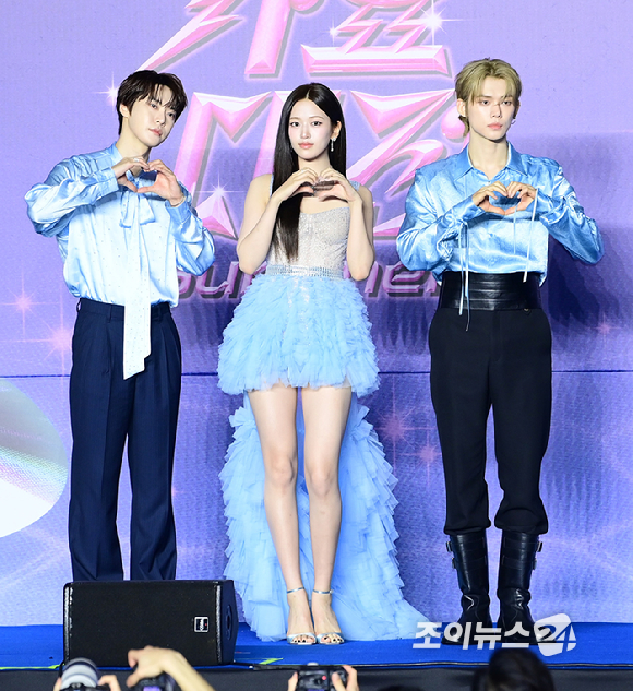 엔시티127 도영-아이브 안유진-투바투 연준이 26일 오후 경기도 고양 일산서구 대화동 킨텍스에서 열린 2025 SBS 가요대전 Summer(써머) 블루카펫 행사에 참석하고 있다. [사진=정소희 기자]