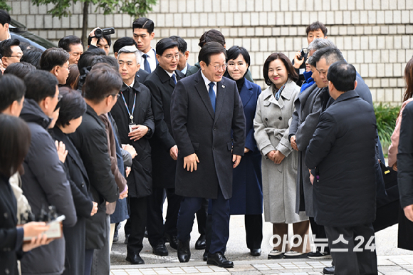 이재명 더불어민주당 대표가 25일 서울 서초구 중앙지방법원에서 열린 위증교사 혐의 사건 1심 선고공판에 출석하고 있다.[사진=사진공동취재단]