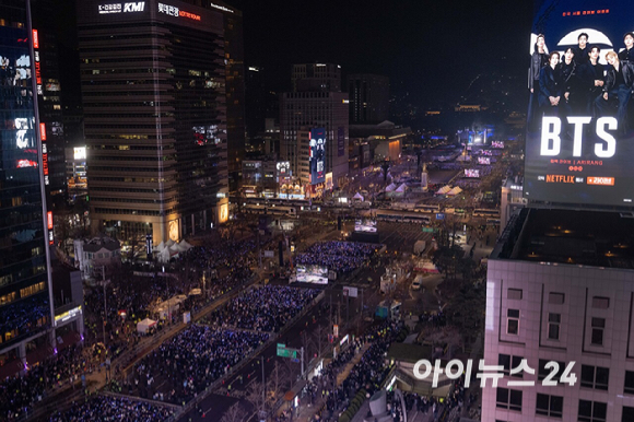방탄소년단(BTS)이 21일 오후 서울 광화문 광장에서 정규 5집 '아리랑(ARIRANG)' 앨범 발매를 기념해 컴백 무대를 선보이고 있다. [사진=사진공동취재단]