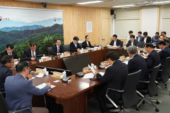 박은식 산림청장(정면방향 왼쪽에서 세번째)이 21일 정부대전청사에서 임업인 정책고객 초청간담회를 주재하고 있다 [사진=산림청]