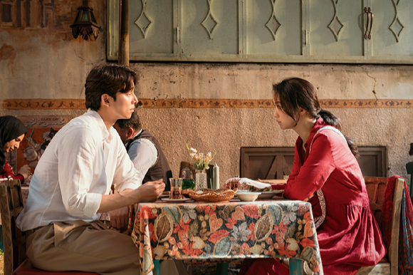배우 공유와 탕웨이가 영화 '원더랜드'에서 호흡을 맞추고 있다. [사진=㈜에이스메이커무비웍스]