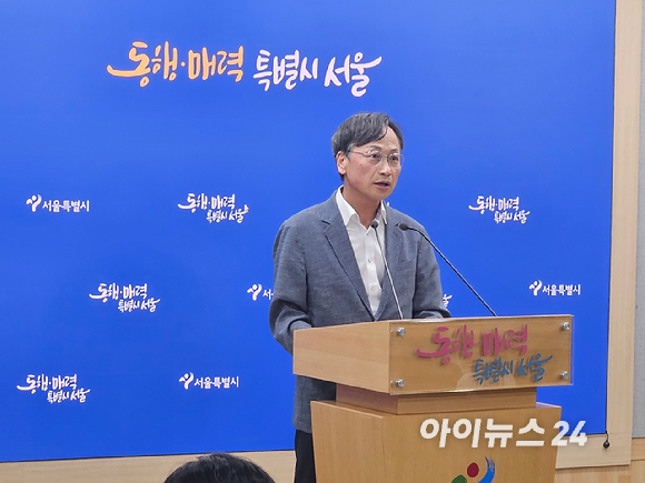 24일 서울시청에서 김동구 건축기획관 직무대리가 500세대 이하 자치구 권한이양 관련 서울시 입장문을 발표하고 있다. [사진=홍성효 기자]