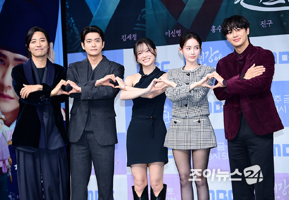 배우 진구-강태오-김세정-홍수주-이신영이 30일 오전 서울 마포구 상암동 MBC에서 열린 MBC 새 금토드라마 '이강에는 달이 흐른다' 제작발표회에 참석하고 있다. [사진=정소희 기자]