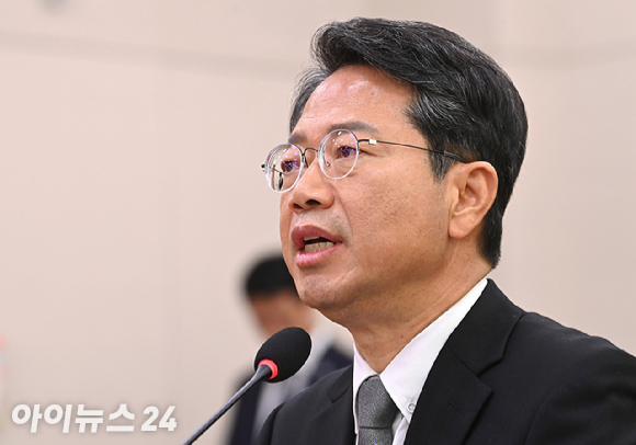 김승원 법무부 장관 후보자가 15일 서울 여의도 국회 법제사법위원회에서 열린 인사청문회에서 질의에 답변하고 있다. [사진=곽영래 기자]