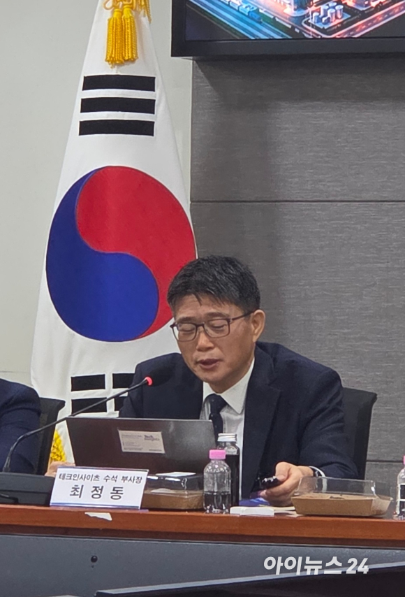 댄 킴 테크인사이츠 CSO가 21일 국회 의원회관에서 열린 '대한민국 AI&middot;반도체 메가 프로젝트 지원을 위한 산업 세미나'에서 발제를 하고 있다. [사진=박지은 기자]
