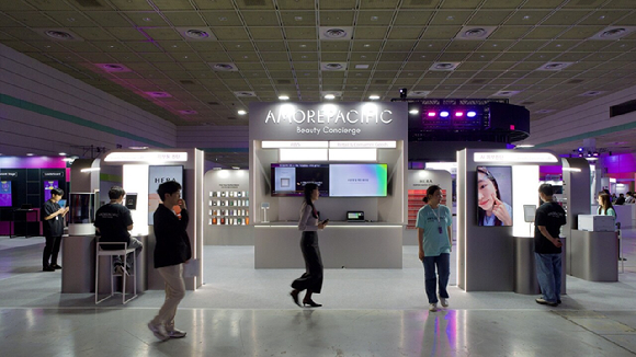 서울 코엑스에서 열린 AWS 서밋 서울 2026 엑스포에 마련된 아모레퍼시픽 뷰티 컨시어지. [사진= AWS]