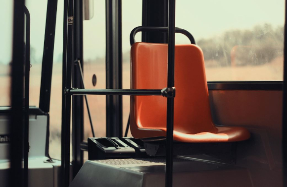 버스 좌석 위의 지갑을 깔고 앉은 뒤 엉덩이를 들썩이는 등의 행위를 했다가 절도죄로 벌금형을 선고받은 60대가 2심에서 무죄를 선고받았다. 본 기사와 무관한 이미지. [사진=픽사베이@PublicDomainArchive]