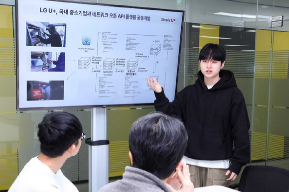 LG유플러스 임직원들이 네트워크 오픈 API 플랫폼에 대해 논의하고 있는 모습. [사진=LGU+]
