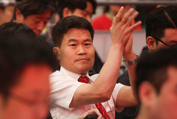 한국사 강사 전한길 씨가 8일 대구 북구 엑스코에서 열린 국민의힘 제6차 전당대회 대구&middot;경북 합동연설회에 참석하고 있다. 2025.8.8 [사진=연합뉴스]