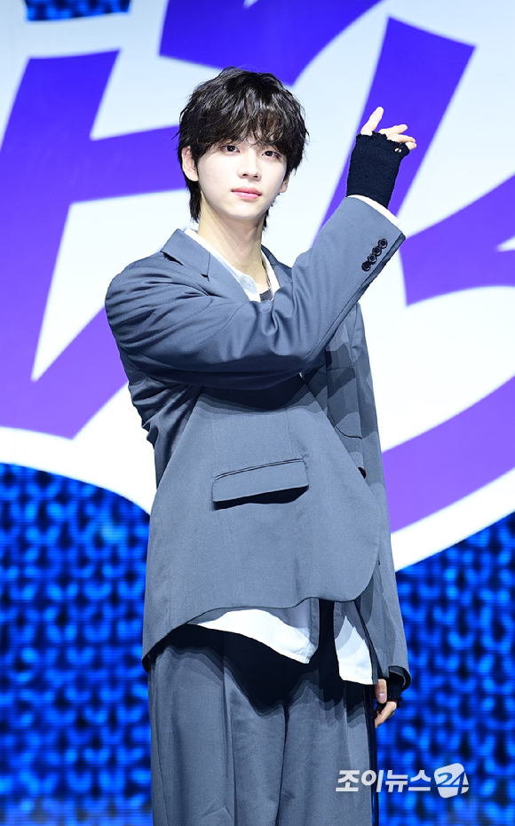 그룹 투어스 신유가 25일 오후 서울 용산구 블루스퀘어에서 열린 투어스(TWS) 첫 번째 싱글앨범 '라스트 벨(Last Bell)' 발매 기념 쇼케이스에서 포토타임을 갖고 있다. [사진=정소희 기자]