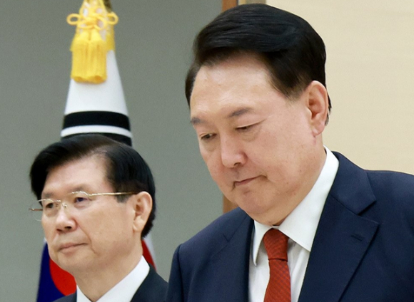 윤석열 대통령이 지난해 9월 9일 서울 용산 대통령실 청사에서 박종준 대통령 경호처장에게 임명장 수여 및 기념촬영을 마친 뒤 환담장으로 향하고 있다. 2024.9.9 [사진=연합뉴스]