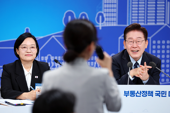 이재명 대통령과 한성숙 국무총리가 23일 서울 여의도 KBS 별관에서 열린 부동산정책 국민 대토론회에서 참석자 발언을 듣고 있다. 2026.7.23 [사진=연합뉴스]