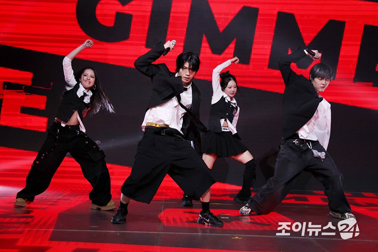 그룹 초코(ChoCo)가 24일 오후 서울 마포구 상암동 쇼킹케이팝센터에서 열린 초코엔터테인먼트 첫 패밀리 앨범 '초코 라 파밀리아(ChoCo La Familia)' 발매 기념 쇼케이스에 참석해 멋진 무대를 펼치고 있다. [사진=문수지 기자]