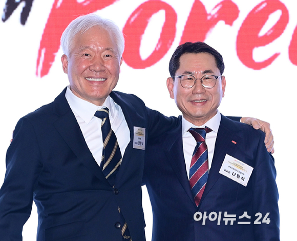 (왼쪽부터)정현식 전 한국프랜차이즈산업협회장(가자주류 대표)과 나명석 신임 한국프랜차이즈산업협회장(웰빙푸드 회장)이 19일 오후 서울 여의도 콘래드 서울 그랜드볼룸에서 열린 한국프랜차이즈산업협회 협회장 이&middot;취임식 및 비전 선포식에서 협회기 이양식을 하고 있다. [사진=정소희 기자]