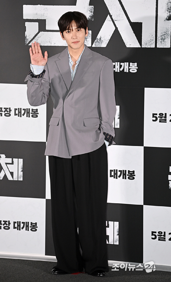 배우 지창욱이 20일 오후 서울 용산구 CGV 용산아이파크몰에서 영화 '군체' 언론 시사회에서 포토타임을 갖고 있다. [사진=곽영래 기자]