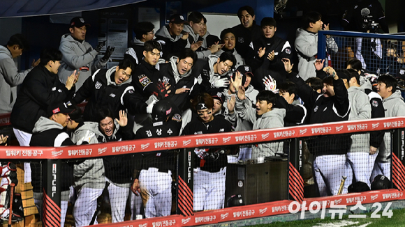 7일 오후 서울 송파구 잠실야구장에서 '2023 KBO 포스트시즌' LG 트윈스와 KT 위즈의 한국시리즈 1차전 경기가 열렸다. 1회초 무사 3루 KT 김상수가 황재윤의 유격수 땅볼때 득점을 올린 뒤 동료들과 기뻐하고 있다. [사진=곽영래 기자]