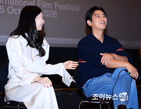 배우 신민아와 주지훈이 9일 부산 해운대구 신세계백화점 센텀시티점 문화홀에서 열린 제31회 부산국제영화제 '재혼 황후' GV(관객과의 대화)에 참석하고 있다. [사진=정소희 기자]