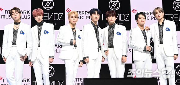 신인 그룹 트렌드지(TRENDZ)가 5일 오후 서울 용산구 한남 블루스퀘어에서 열린 트렌드지 데뷔 앨범 '블루 세트 챕터1. 트랙스(BLUE SET Chapter1. TRACKS)' 쇼케이스에서 포토타임을 갖고 있다. [사진=정소희 기자]