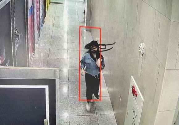 벤치에 둔 루이비통 가방을 가지고 달아난 여성의 모습이 건물 CCTV에 찍혔다 [사진=온라인 커뮤니티]