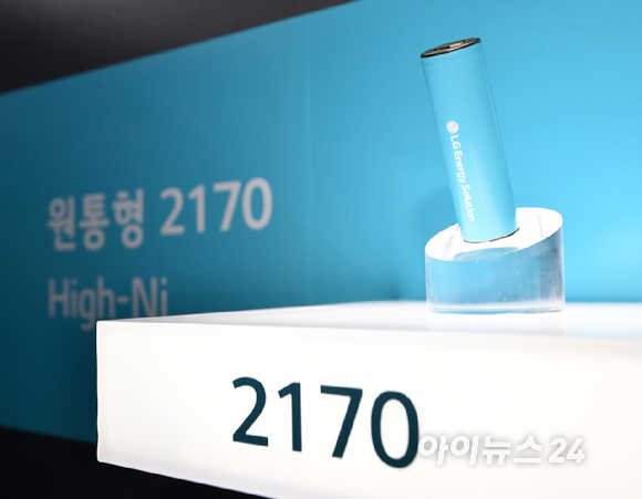 원&middot;달러 환율이 1530원을 넘어선 31일 서울 중구 하나은행 딜링룸에서 직원이 업무를 보고 있다. [사진=연합뉴]