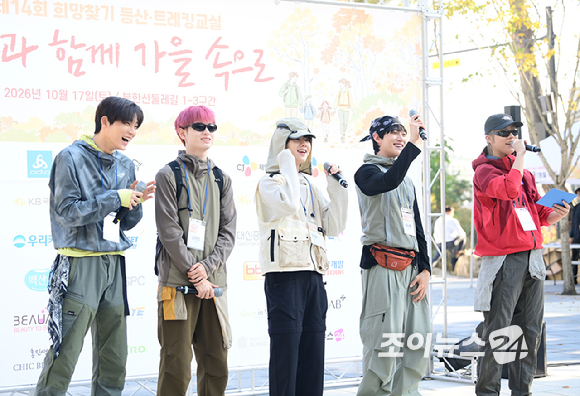 [포토] 더윈드(The Wind), 미소년들의 훈훈한 인사