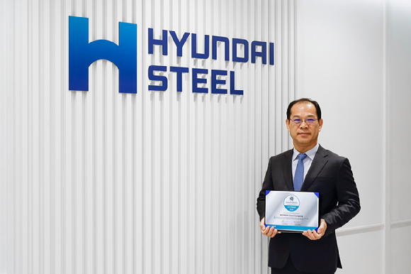 현대제철 이보룡 사장이 세계철강협회로부터 수상한 '2026 WSA 지속가능성 챔피언 인증서'를 들고 있다. [사진=현대제철]