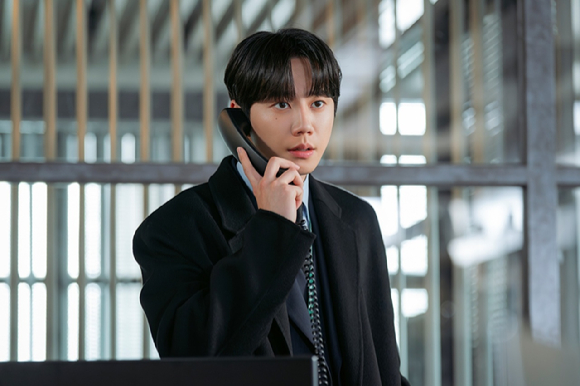 배우 이준영이 JTBC 드라마 '신입사원 강회장'에서 열연하고 있다. [사진=SLL, 코퍼스코리아]