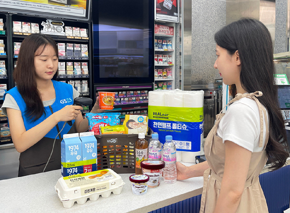 GS25에서 고객이 8월 행사 상품을 구매하고 있다. [사진=GS리테일]