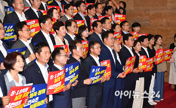더불어민주당 한병도 당대표 직무대행 겸 원내대표와 의원들이 13일 국회 로텐더홀 계단에서 열린 '민생입법 방해&middot;5.18 역사 왜곡 국민의힘 규탄대회'에서 규탄 구호를 외치고 있다. [사진=곽영래 기자]