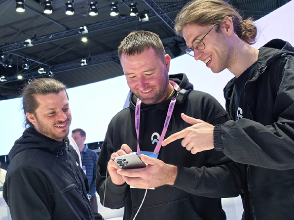 스페인 바르셀로나에서 개막한 MWC26에서 삼성전자 부스를 방문한 관람객이 '갤럭시 S26 울트라'를 살펴보고 있다. [사진=삼성전자]