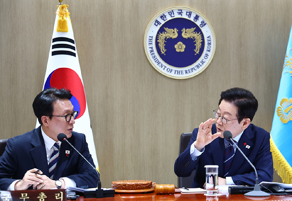 이재명 대통령이 12·3 비상계엄 사태 1주년인 3일 서울 용산 대통령실에서 '빛의 혁명 1주년 대국민 특별성명'을 발표한 뒤 취재진 질문에 답하고 있다. 2025.12.3 [사진=연합뉴스]