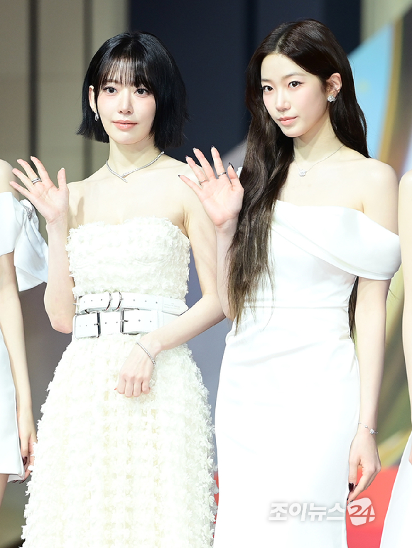 그룹 르세라핌(LE SSERAFIM) 사쿠라와 카즈하가 25일 오후 인천광역시 중구 운서동 인스파이어 아레나에서 열린 '2025 SBS 가요대전' 레드카펫 행사에 참석하고 있다.&nbsp;