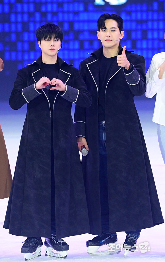 배우 김진환(아이콘)과 이호원(호야)이 23일 오후 서울 목동아이스링크에서 열린 뮤지컬 '나 혼자만 레벨업 on ICE' 프레스콜에서 포토타임을 갖고 있다. [사진=정소희 기자]