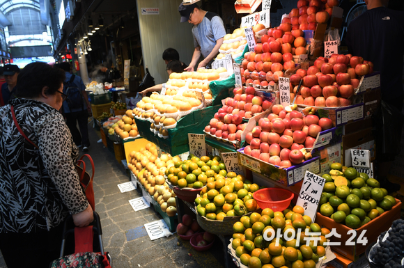 서울 동대문구 경동시장이  과일과 채소 등 제수용품을 구입하려는 시민들로 붐비고 있다. [사진=아이뉴스24 DB]