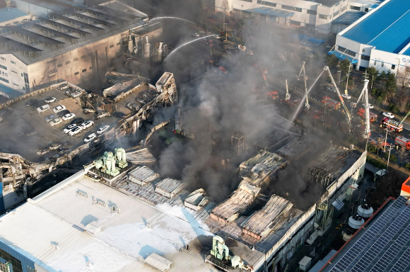 대형 화재로 74명의 사상자가 발생한 대전 안전공업의 손주환 대표이사가 지난 23일 오후 합동 감식과 압수수색이 진행 중인 안전공업 본사를 떠나고 있다. [사진=연합뉴스]