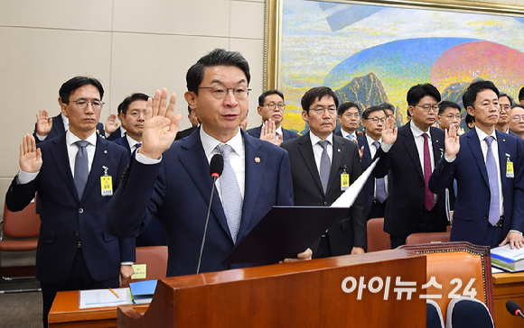 이억원 금융위원장이 20일 서울 여의도 국회 정무위원회에서 열린 금융위원회 등에 대한 국정감사에서 증인 선서를 하고 있다. [사진=곽영래 기자]