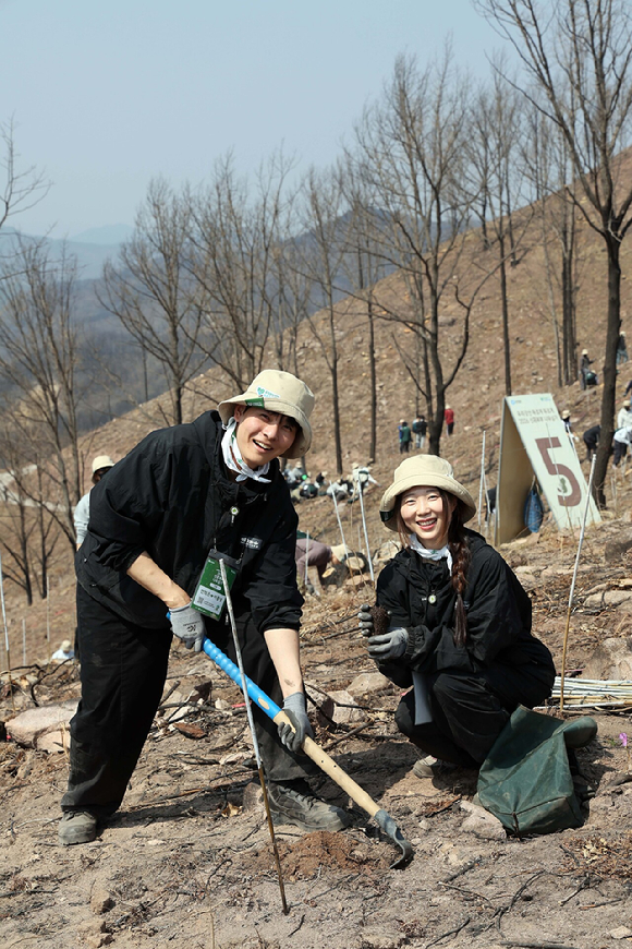 유한킴벌리가 28일 경북 안동 산불피해지에서 '우리강산 푸르게 푸르게 2026 신혼부부 나무심기'를 진행했다. 참가자들이 나무심기에 열중하고 있다. [사진=유한킴벌리]